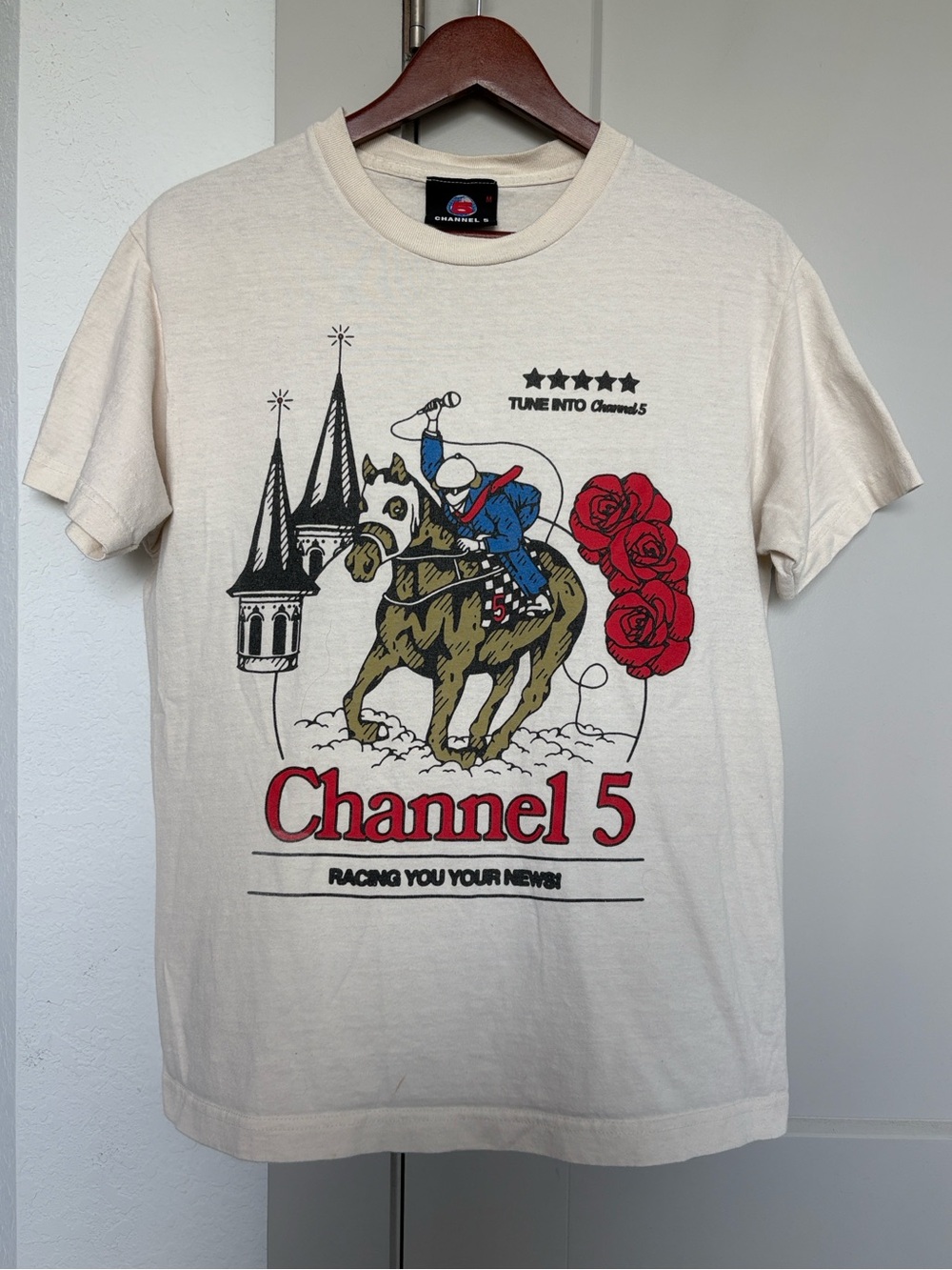 CHANNEL 5 RACING YOU YOUR NEW! CLASSIC T-SHIRT CRÈME MEN’S MEDIUM